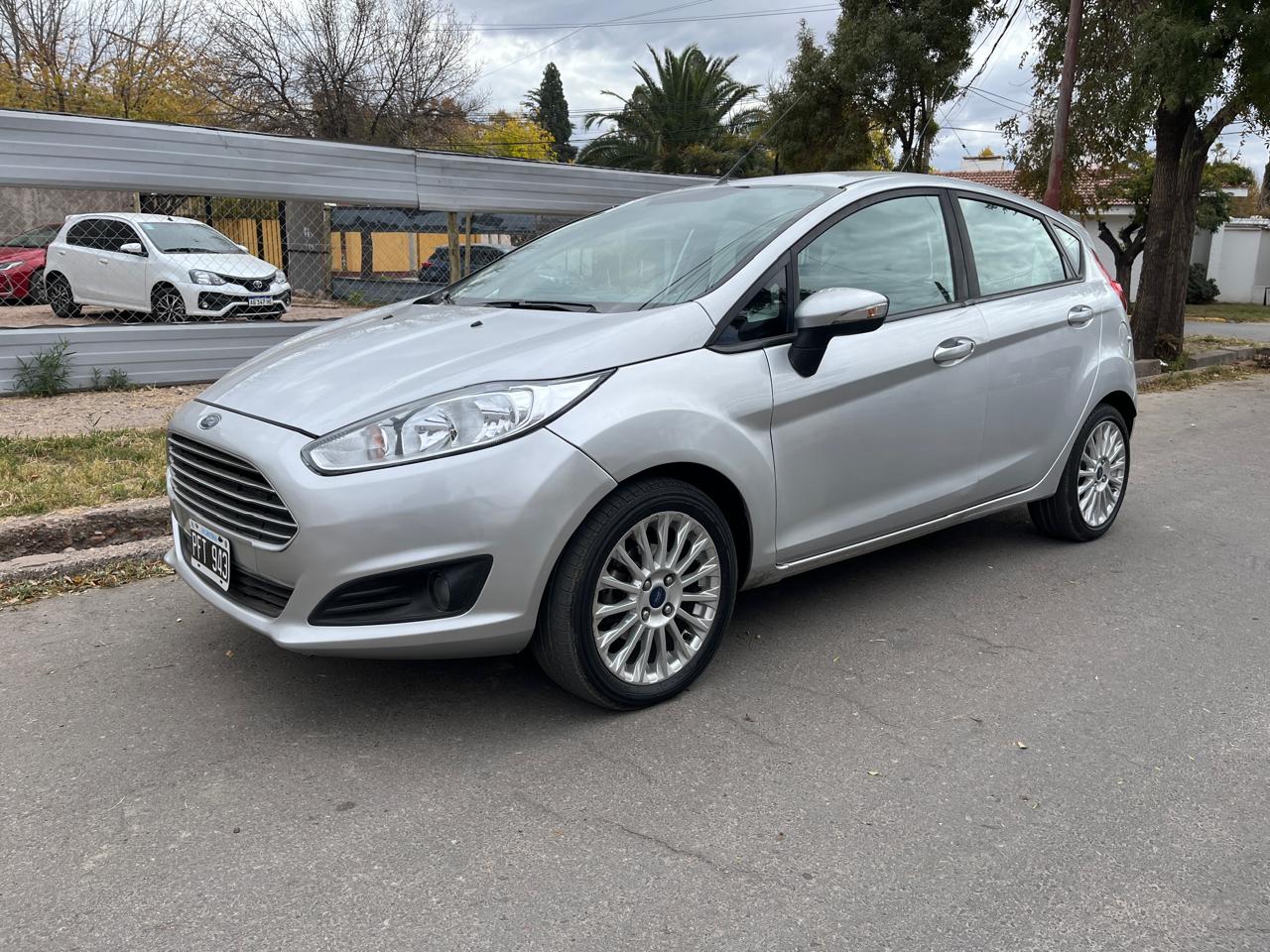 FORD FIESTA KINETIC SE 2015 foto 1