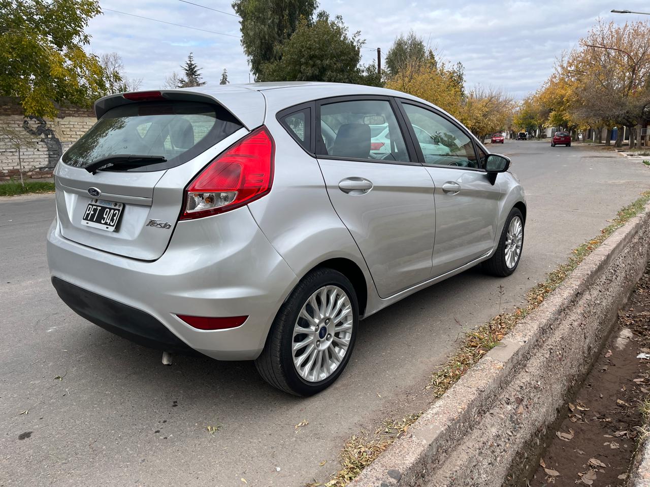 FORD FIESTA KINETIC SE 2015 foto 6