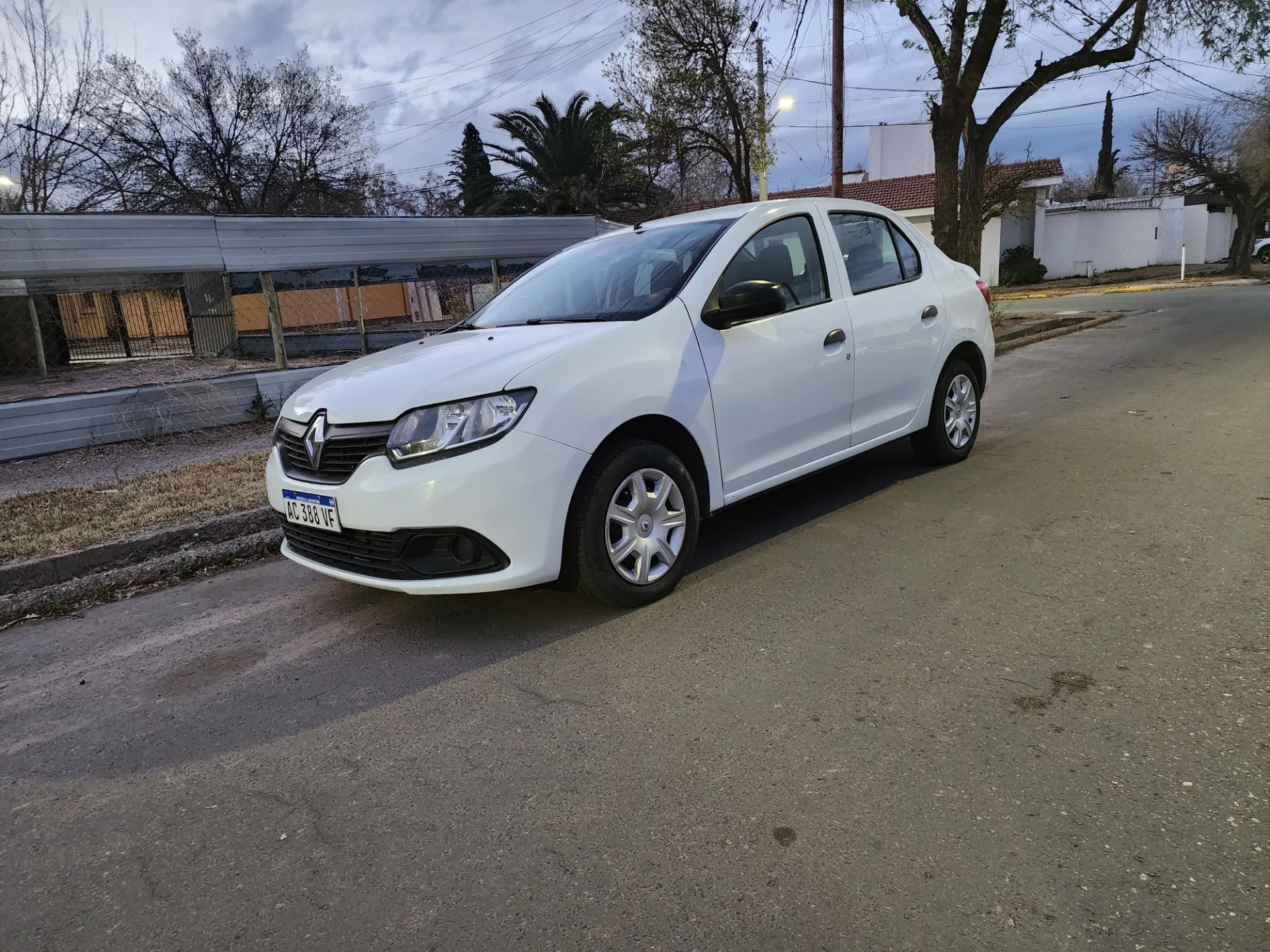 RENAULT LUGAN AUTHENTIQUE PACK 2018 foto 1